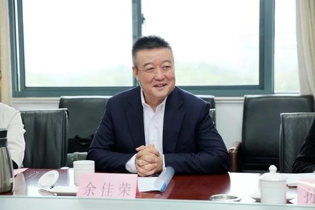 封面人物:小尾羊牧业董事长 余佳荣三农日报第522期今日名言:去做别人