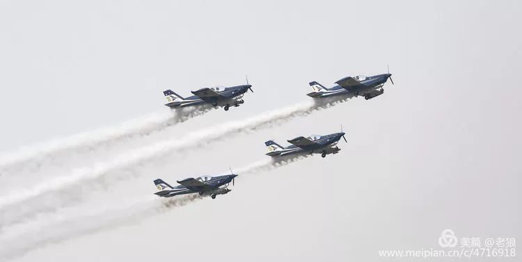 意大利开拓者表演队表演极限天空表演队表演这是动力滑翔机,长长的