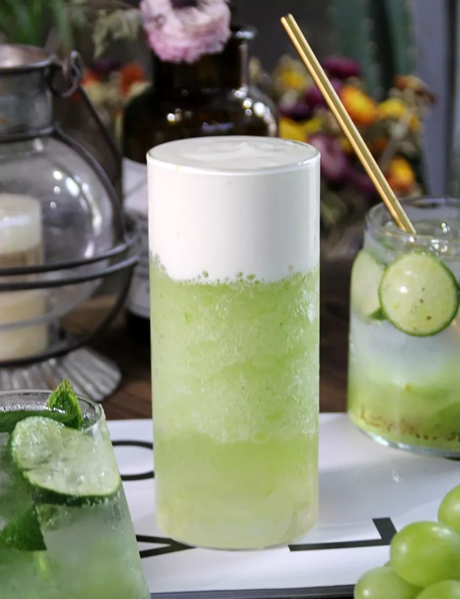 致敬鲜饮小嘴吧这杯不添加一滴浓缩汁的芝士青提&满杯青提._绿色