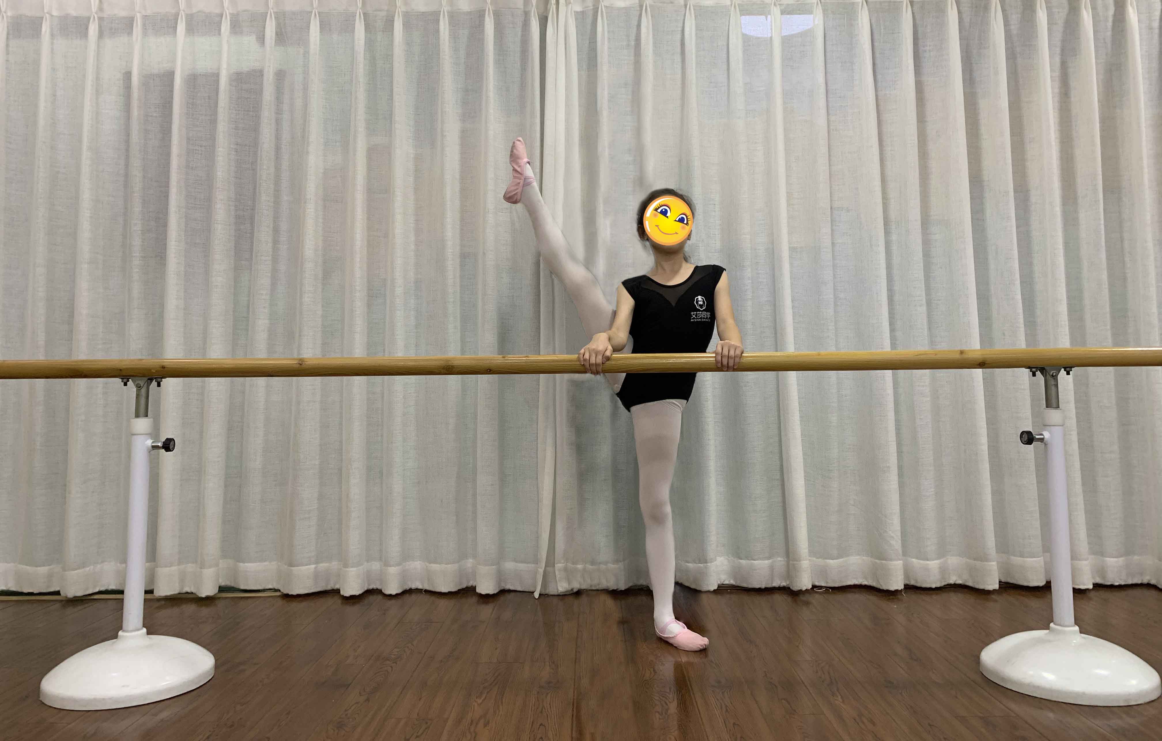艾莎同学小课堂舞蹈动作之把上踢旁腿的训练方法附图示