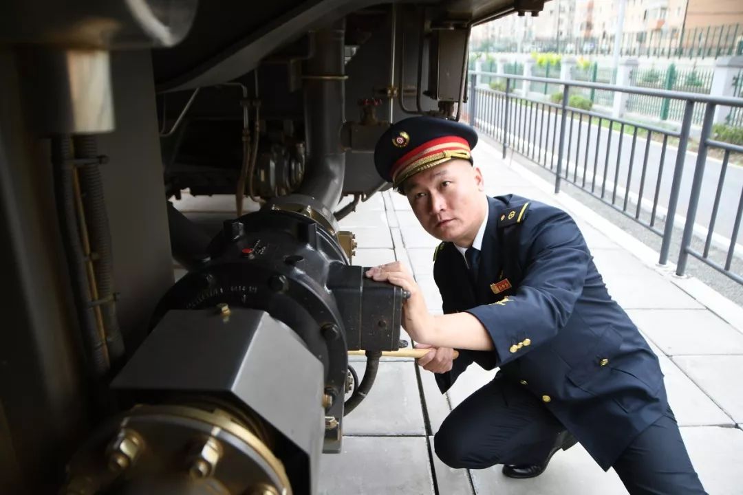 当天执乘的哈尔滨机务段朱德号机车组司机长张佳生起得特别早.