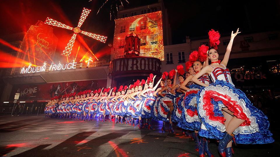 1/ 12 巴黎著名的红磨坊在周日举行了法国康康舞表演,以庆祝其成立130