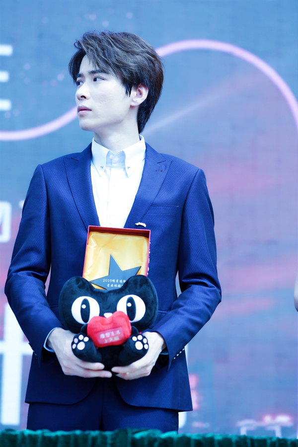 吴昊泽出席天猫明星造物节总裁风范攻气十足