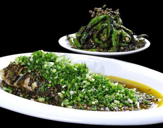 调料:鲫鱼1条(重约400克),青花椒50克,青椒100克.