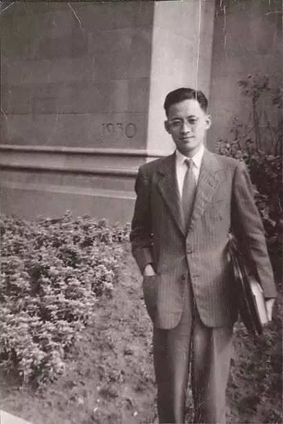 中国莎士比亚学会会员,曾任外交部翻译室副主任英语学习观:要理解一国