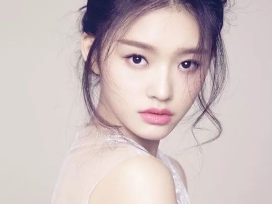 的商场争斗中,最终背负情伤,与尹氏集团的总裁尹景涵展开一段甜蜜爱恋