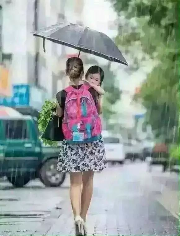 妈妈可以踩着高跟鞋,右手抱娃,左手撑伞,后面背上娃书包,斜挎着自己的