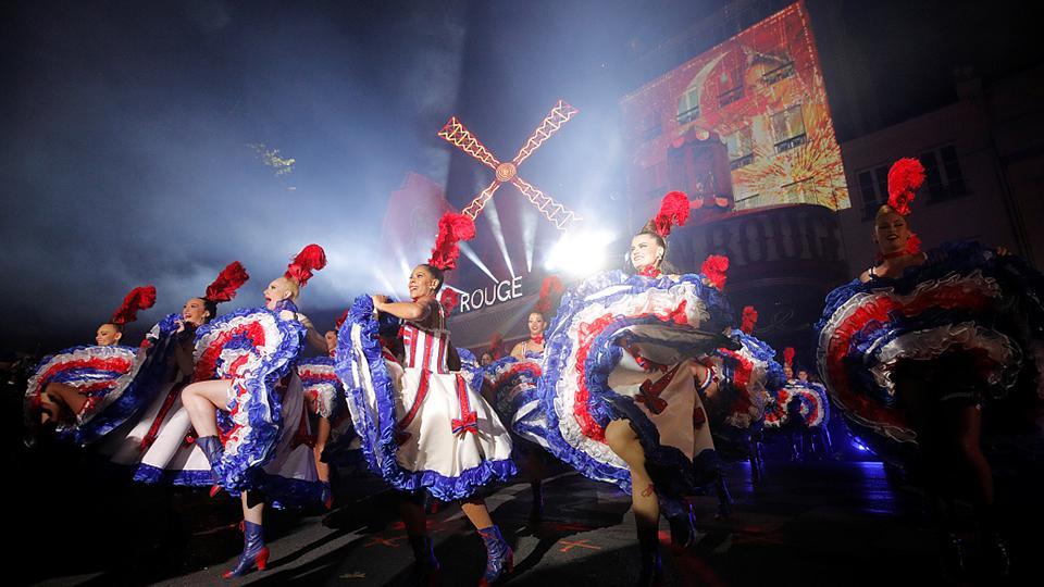 1/ 12 巴黎著名的红磨坊在周日举行了法国康康舞表演,以庆祝其成立130