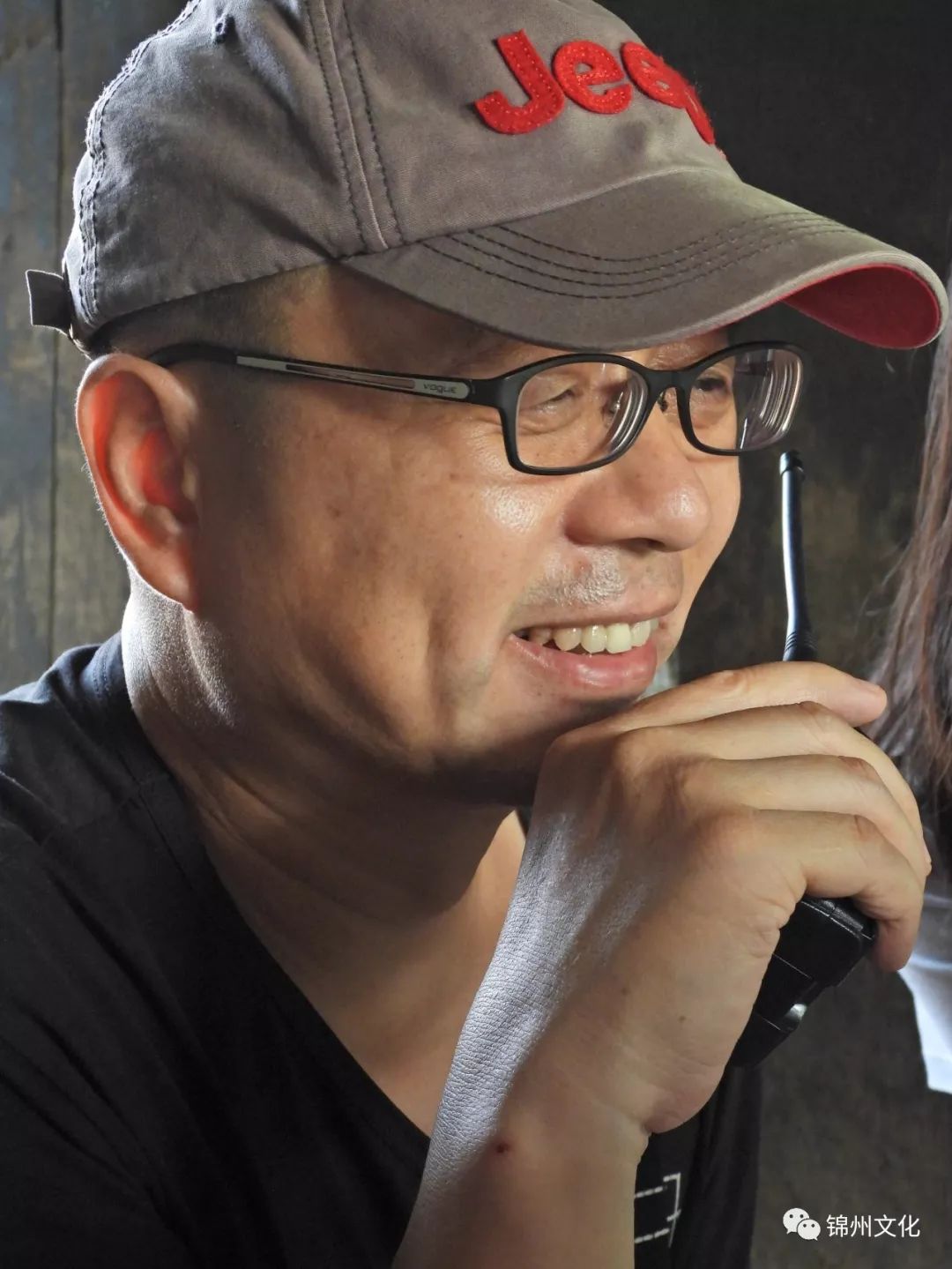 梁达,是我们既熟悉又陌生的一位锦州人,从事着导演的职业,走着影视的