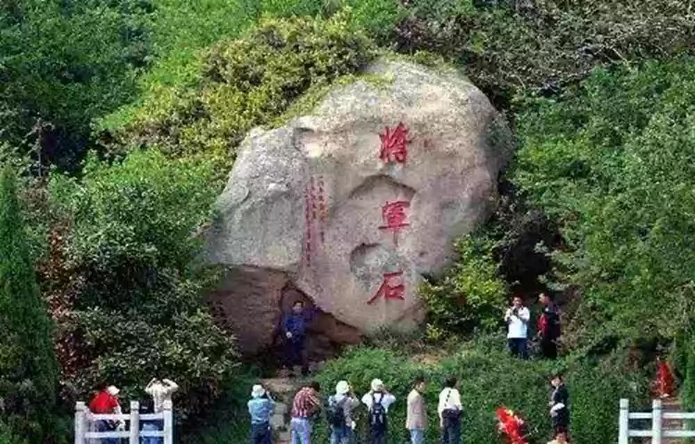 是心驰神往之地,浏览之处是忠魂铁骨的象征巍巍高耸的将军石地势开阔