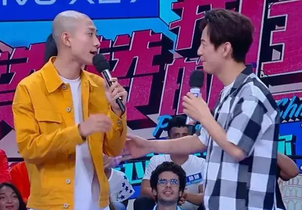 张一山底有多高?当他和何炅同框对比后,脚上的鞋子真相了