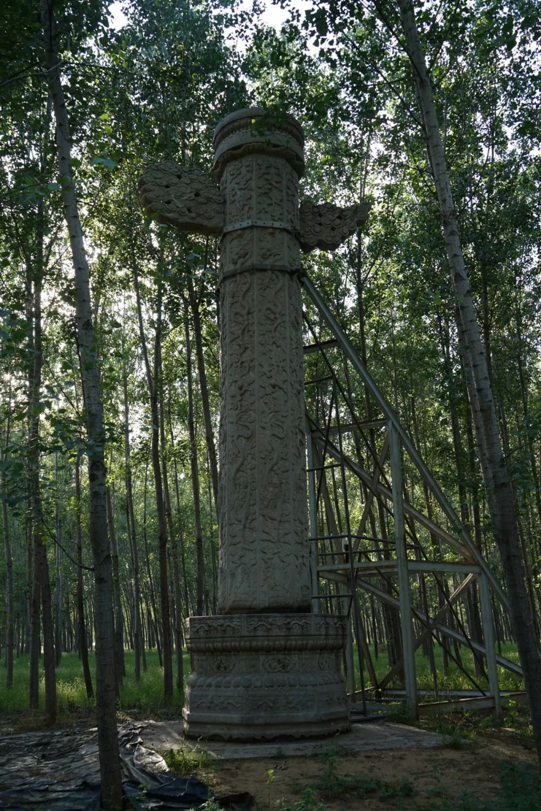 坟墓前的华表柱图片