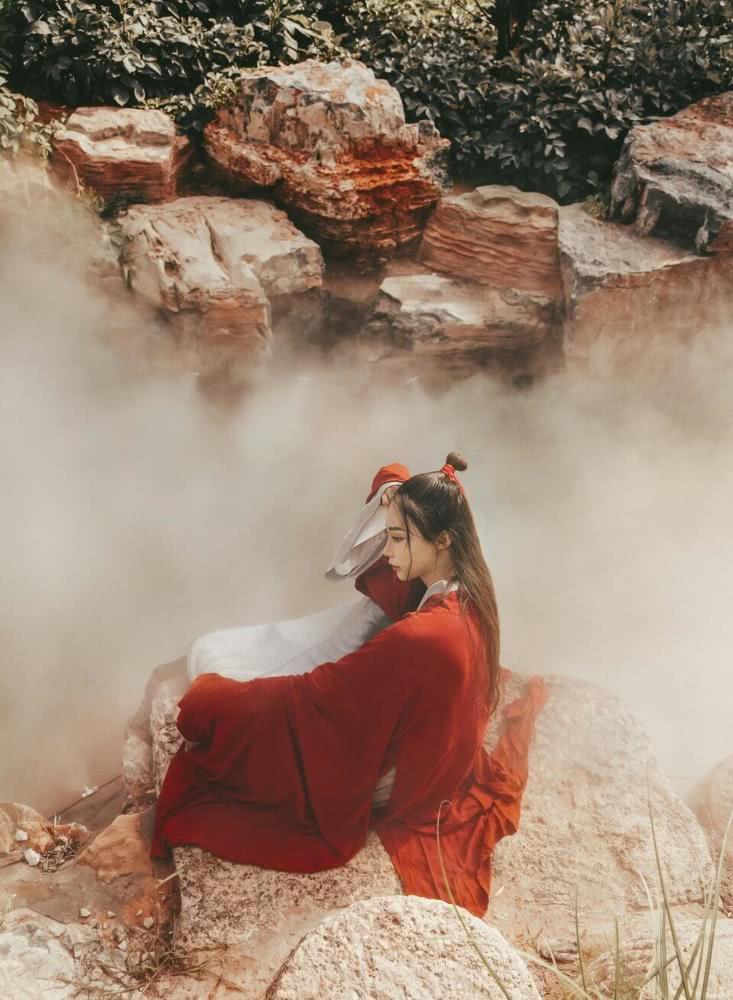 烟雾缭绕的红衣仙女太动人了