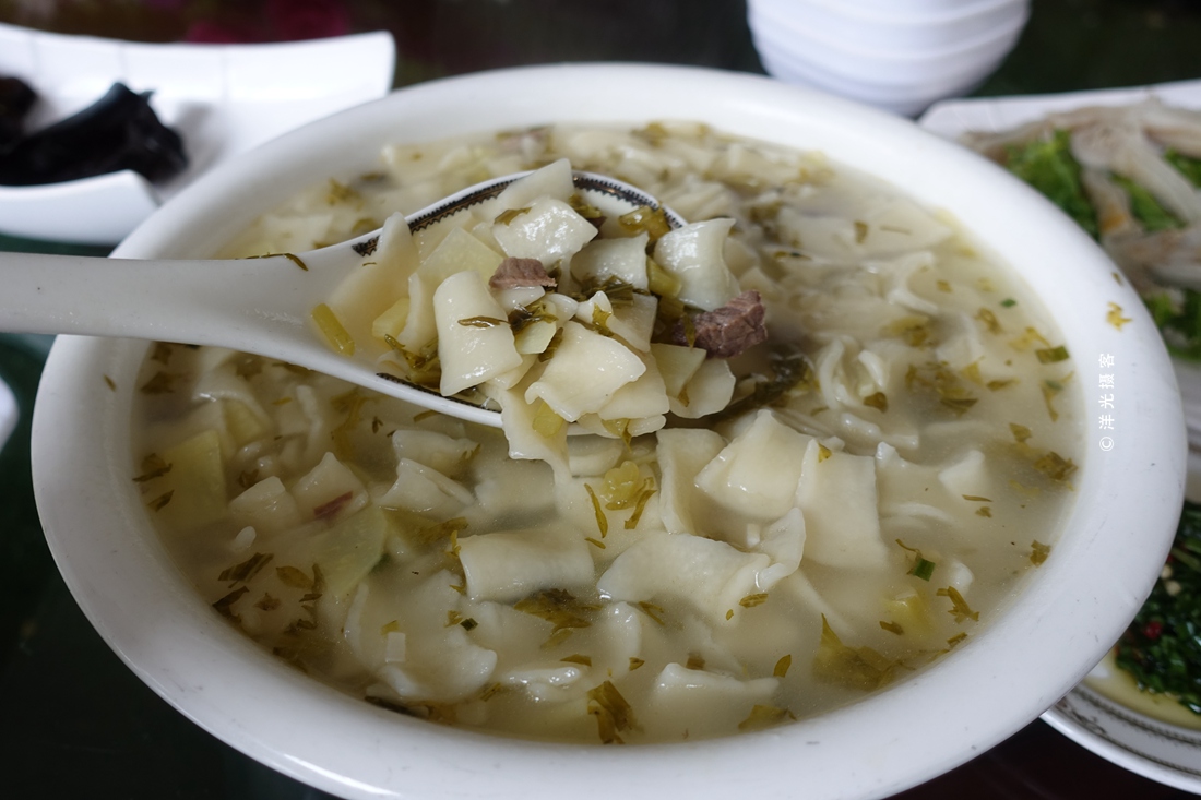 30元一窝的牛肉面片景秀山庄:宕昌火腿每当夜幕降临,宕昌县城的夜市