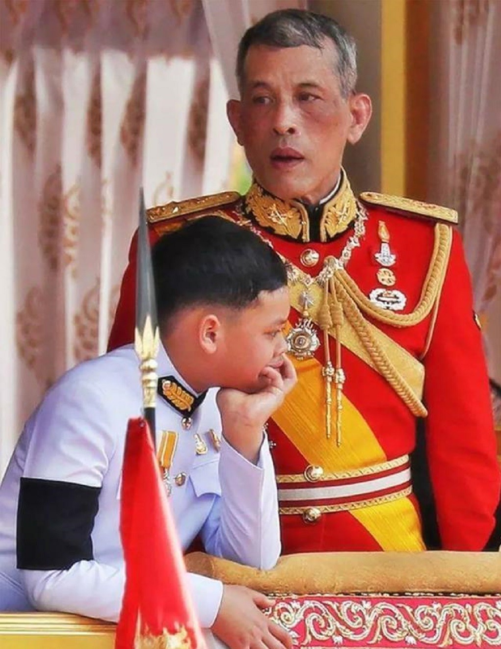 14岁提帮功小王子地位高年迈侍卫下跪系鞋带神情淡然早已习惯
