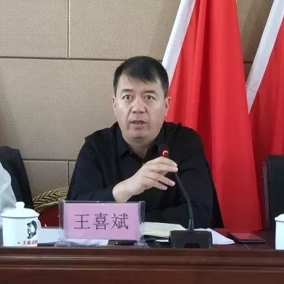 分管扶贫工作副镇长张永飞对贫困旗退出初审工作贫困户调查问卷的填写