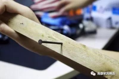 木钉和竹钉在我国传统手工家具的生产中应用较为普遍,现代家具则多