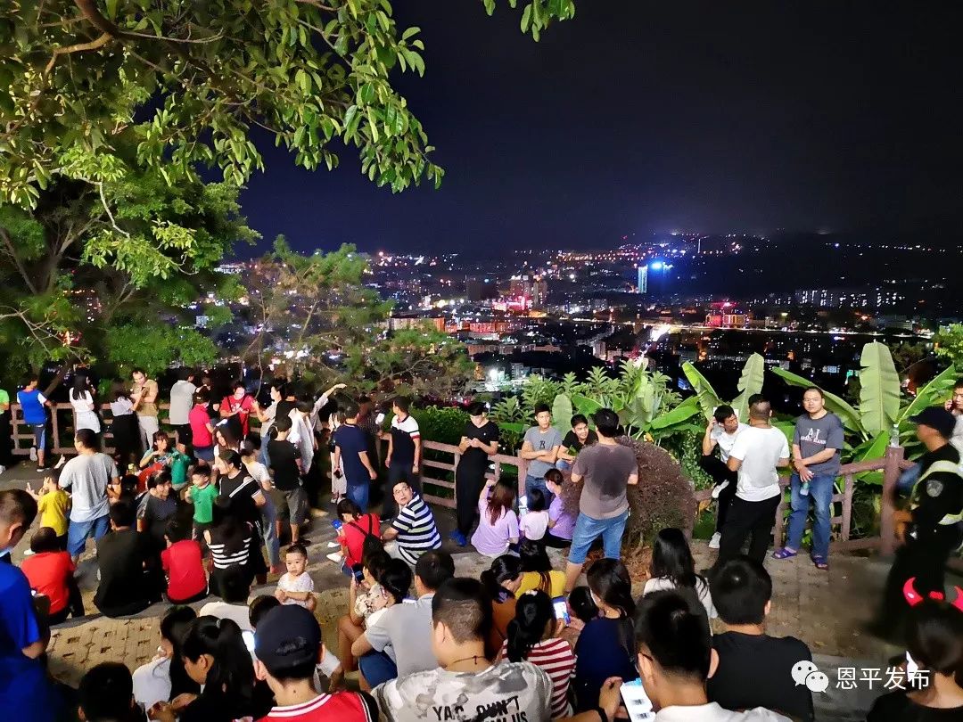 吳滿揚 攝昨晚8點多,記者在鰲峰公園正門見到,登山的市民逐漸多了