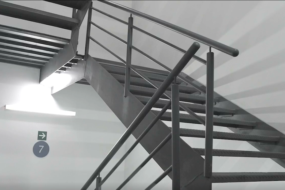 电影精彩片段节选警察无意开启了噩梦循环永远走不完的楼梯