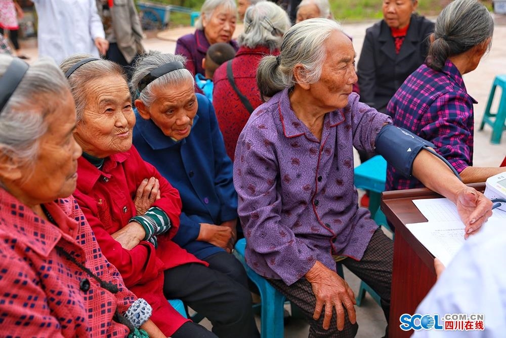 吃坝坝宴,摆龙门阵…纳溪区黄桷坝村500名老人"组队"过重阳节