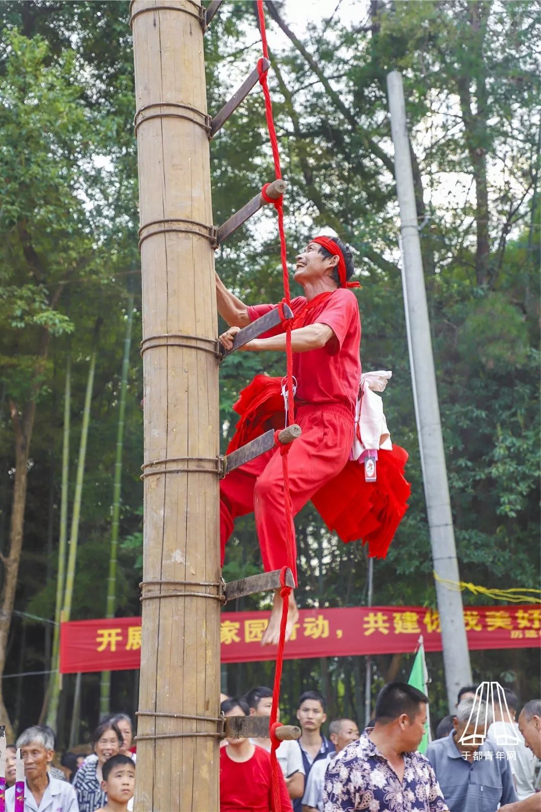 军坡节上刀梯图片