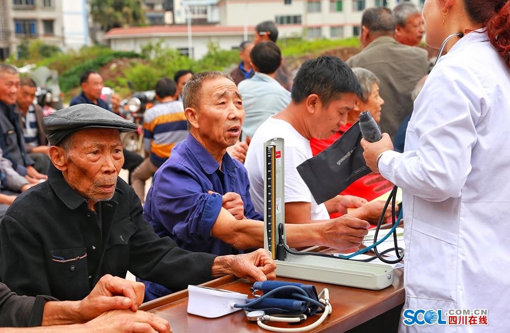 吃坝坝宴,摆龙门阵…纳溪区黄桷坝村500名老人"组队"过重阳节