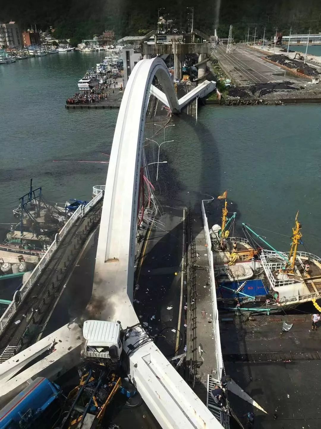 港珠澳大桥人工岛事故图片
