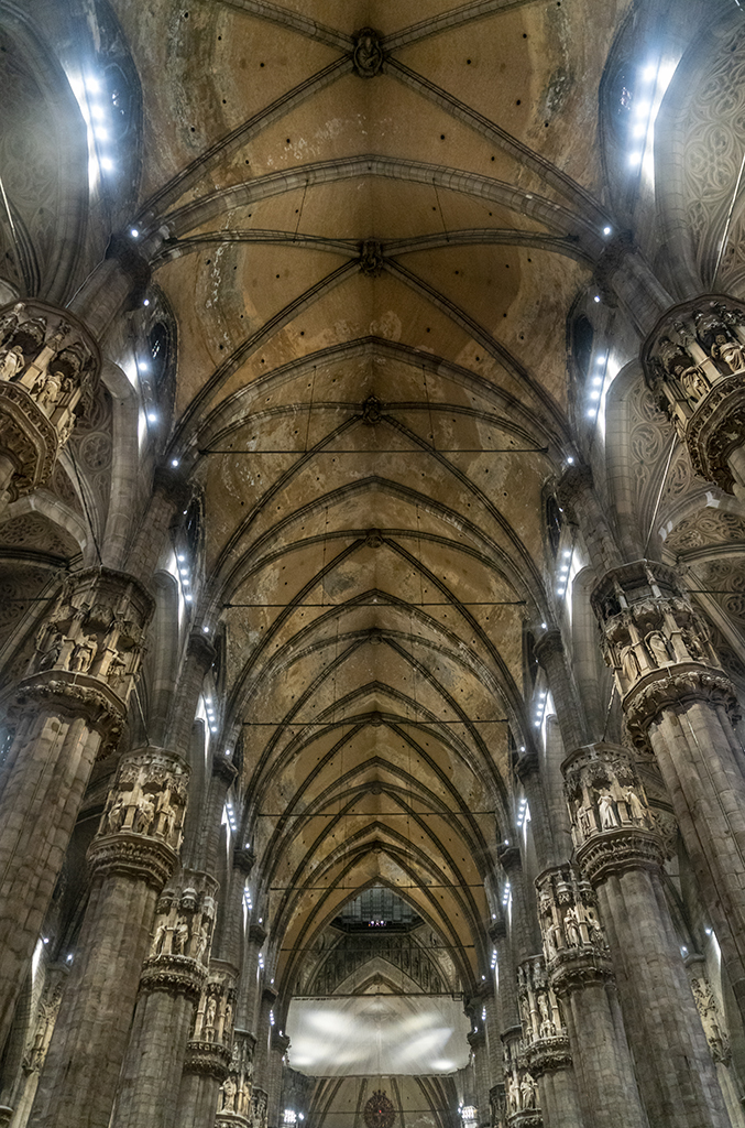 不是沿着立柱一直落到地面;立柱都是凹槽罗马柱,而不是法国哥特式束柱