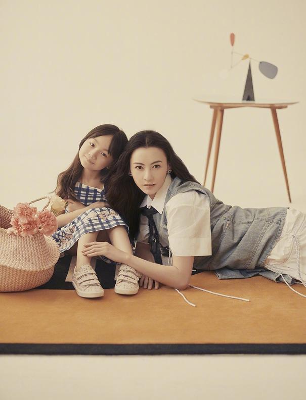 原创辣妈还是少女?张柏芝罕见拍亲子照,穿少女装,女神范十足