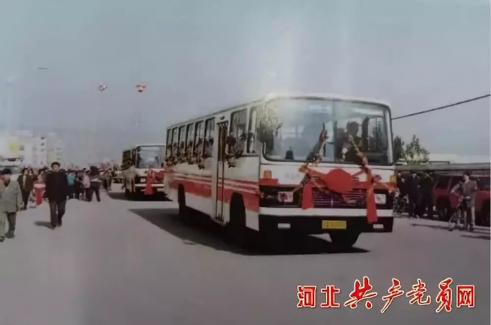 1993年,人們在三河大禮堂前慶祝三河撤縣設市80年代中期,縣城西環路