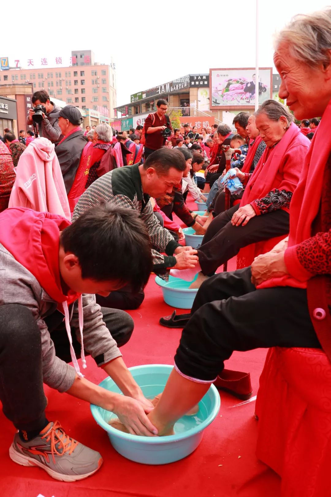 活动现场郏县华联百货第五届九九重阳节我为爸妈洗洗脚敬老感恩活动