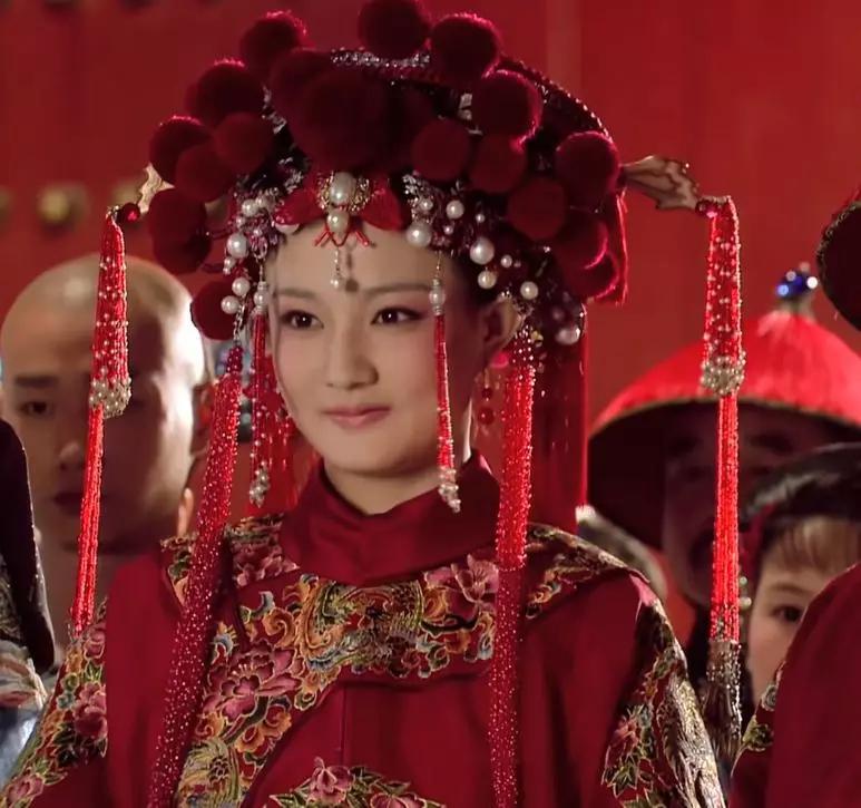 同样是嫁给王爷,浣碧珠翠满头,玉娆却满头绒花,这是为何?
