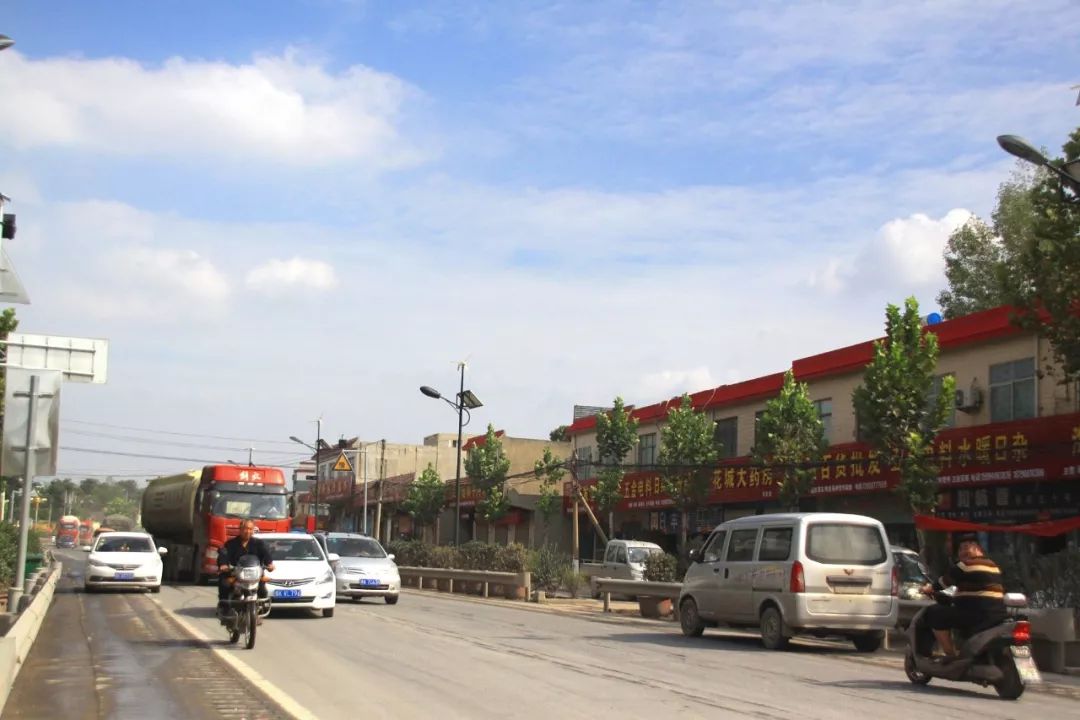 火龙镇沿街商户询问,修路向商户收费合规合法吗?