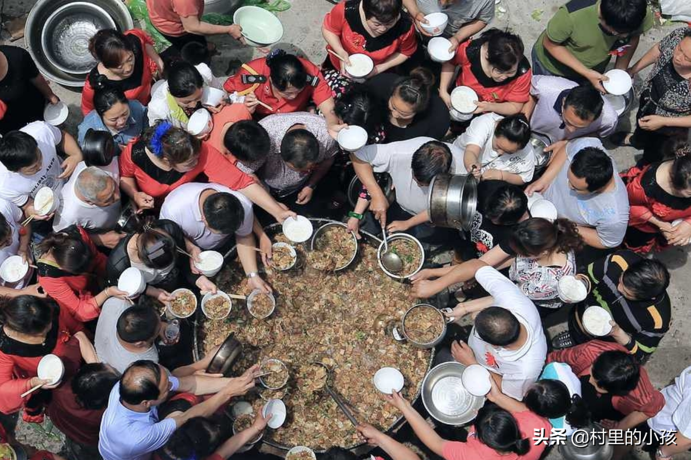 见识一下农村"抢饭,两米宽锅600斤菜,抢不到就算吃亏了