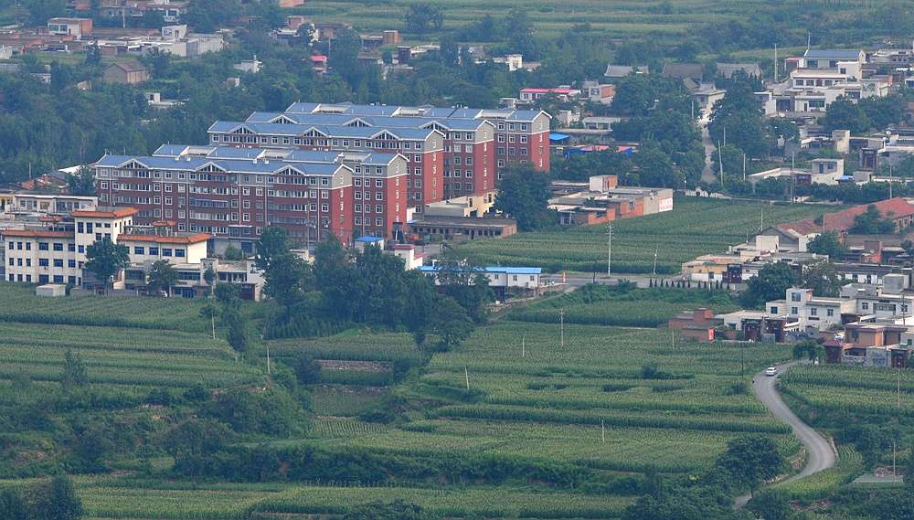 涉村镇上庄村新貌上庄村9旬村民丁石头,指着小院里的石磨,告诉记者说