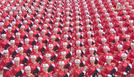 上图 | 民兵方阵在接受检阅在受阅民兵方阵上,她身穿红色军服,和战友