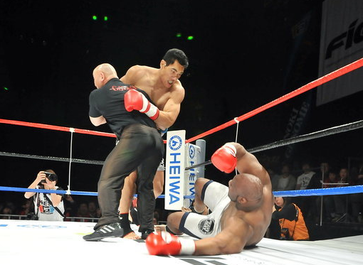 在欢声笑语声中宣布胜利后的"泰山"董建军左右两手抱起一个日本美女