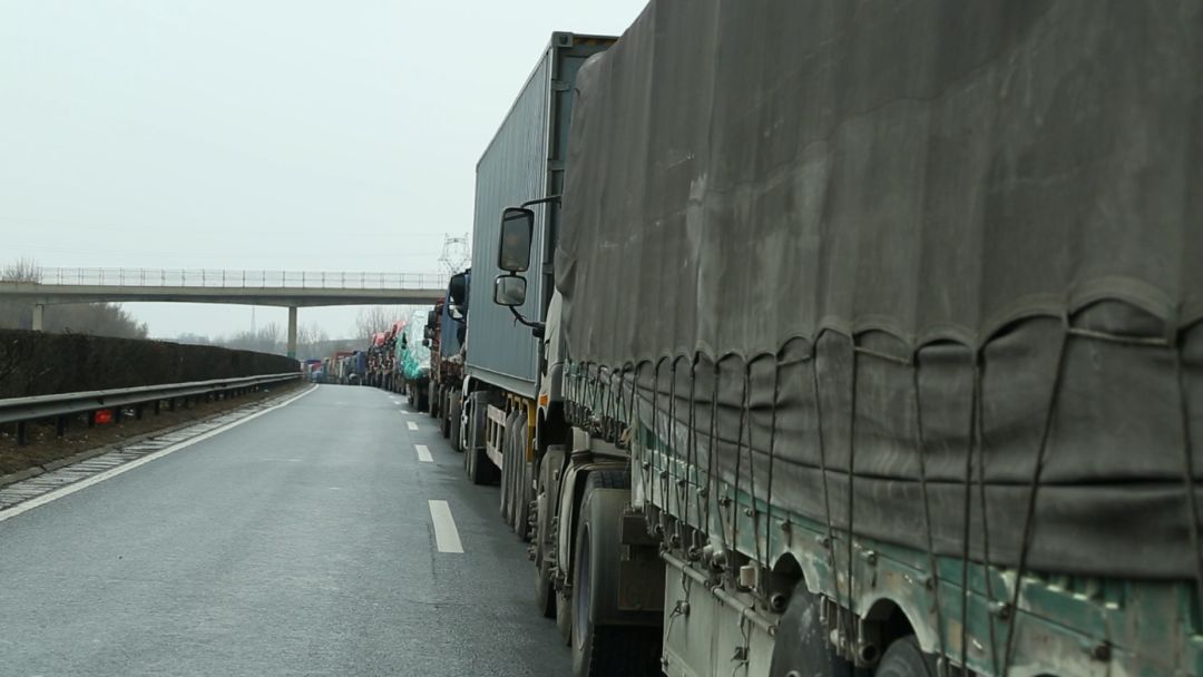 的國三標準柴油集裝箱運輸車輛在本市s20外環高速以內的道路上行駛