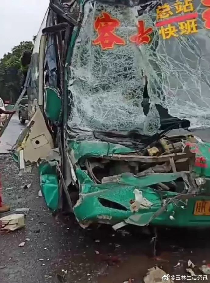 重陽節當天玉林容縣一級路發生一起慘烈車禍有人