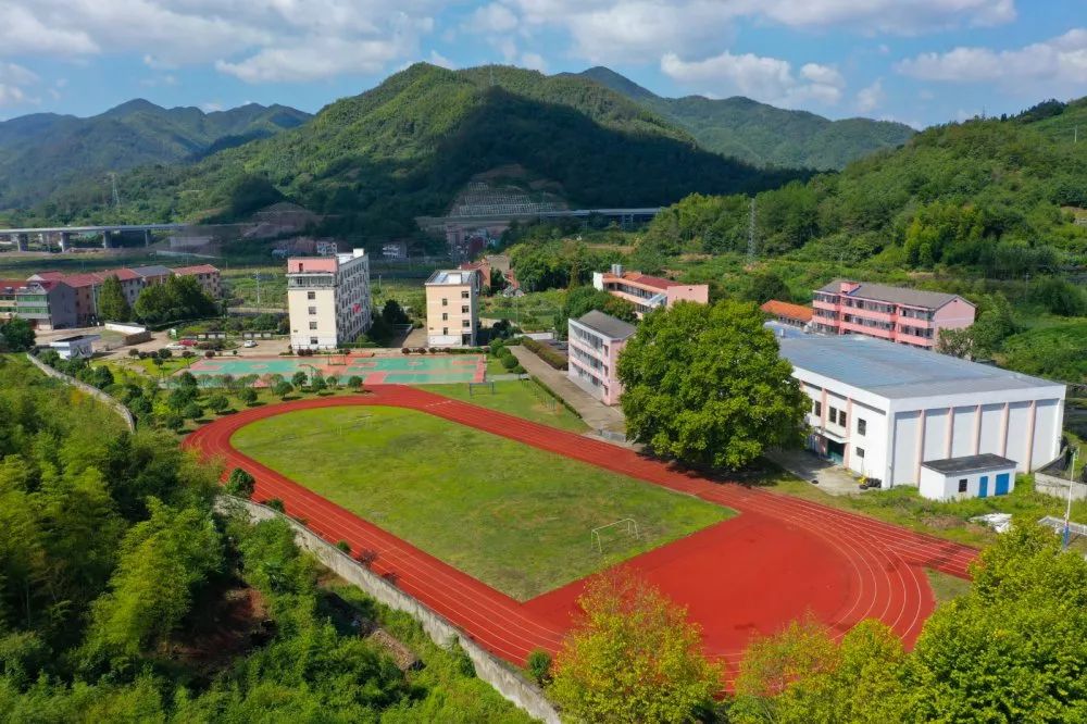 新中国以来,学校多次易名,上世纪九十年代初正式定名为谷来镇中学.