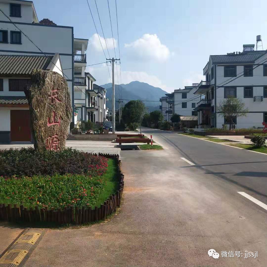 疑似仙境降人间.江郎山下长山源,绿树依依碧云天.冰雪长山源