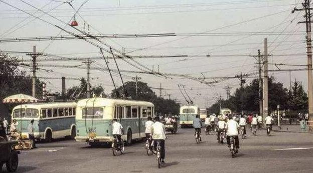 五六十年代新中国还处于建国初期阶段,这时自行车处于尚未普及阶段