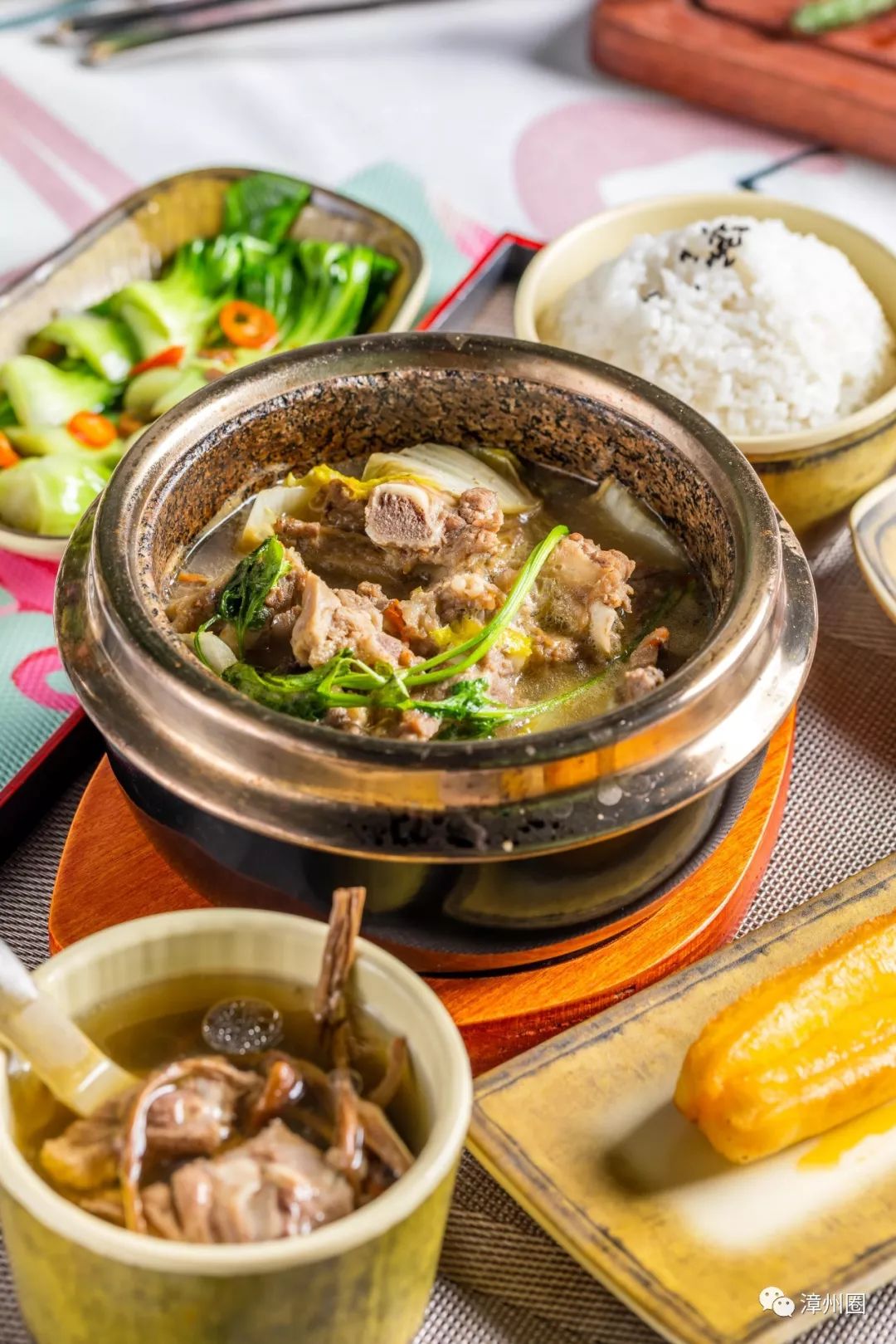 2. 肉骨茶套餐 肉骨茶是流行于马来西亚街头巷尾的东南亚特色.