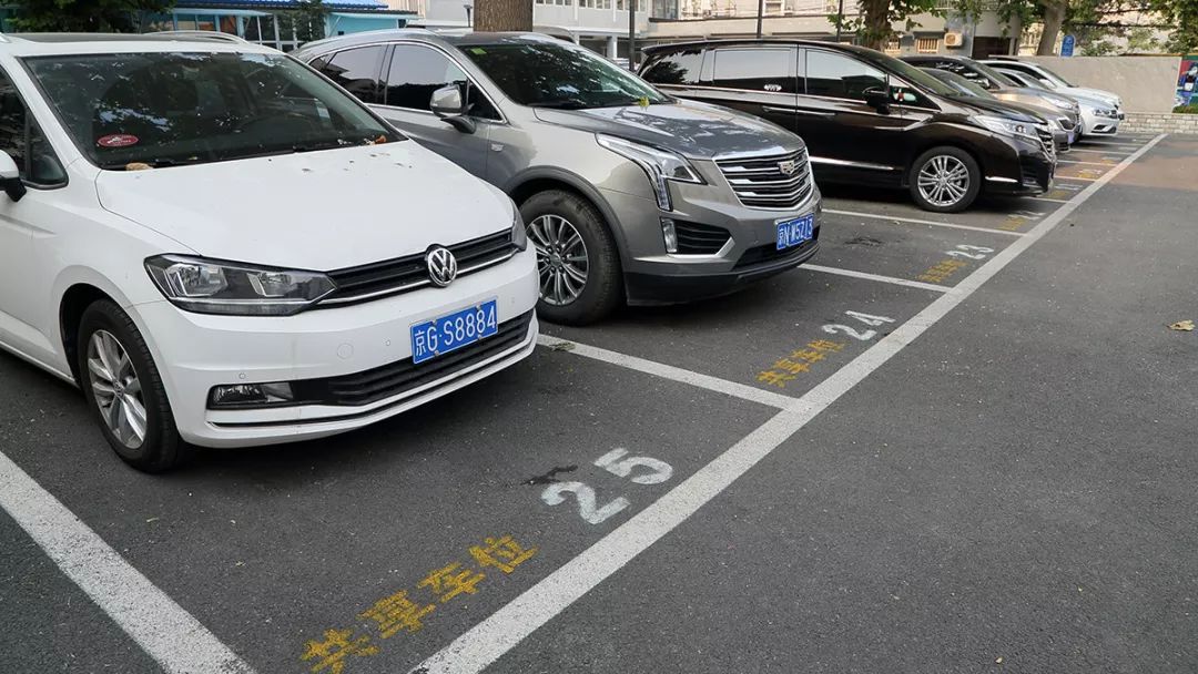 老旧小区停车难如何解决北京将推错时共享停车指导意见
