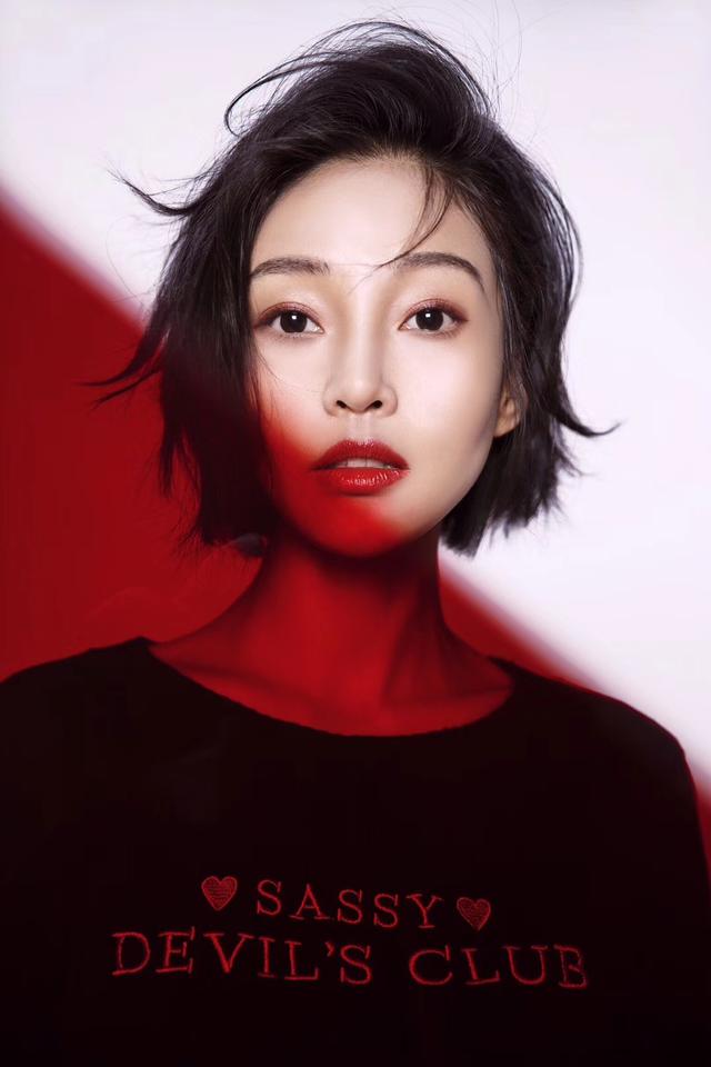 郭艳也是戏约商演不断,接了cf游戏《穿越火线》全线角色代言"猎狐者"