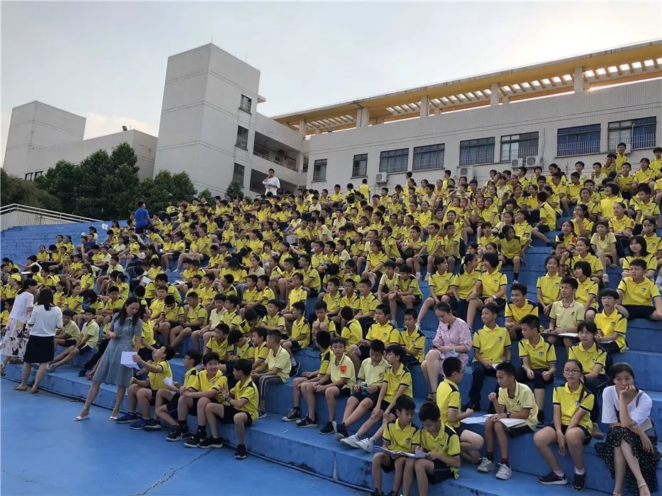 团结奋斗努力拼搏记佛山市实验学校六年级拔河比赛