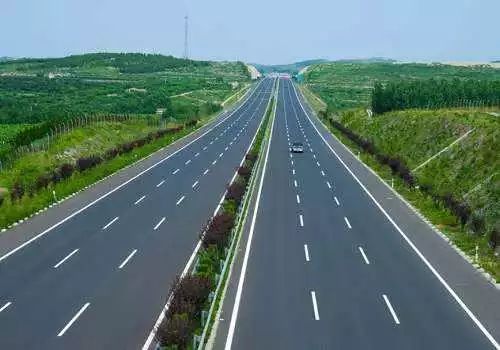 利川至咸丰高速公路规划起于利川城区附近的沪渝高速公路,路线向南
