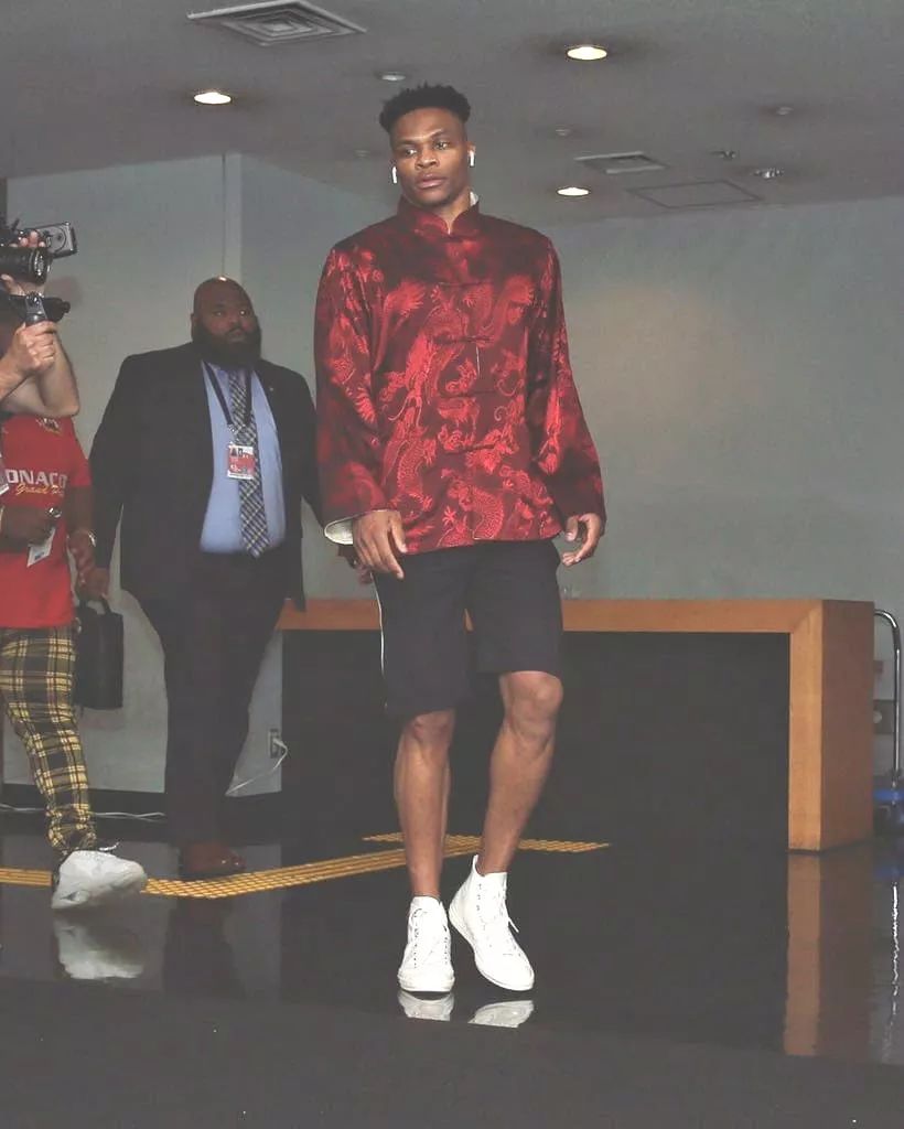 关键时刻,火箭队球星身穿红色唐装出场