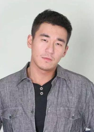 惨被老师"潜规则",被张默家暴,现在的童瑶嫁给了商界精英._黄定宇