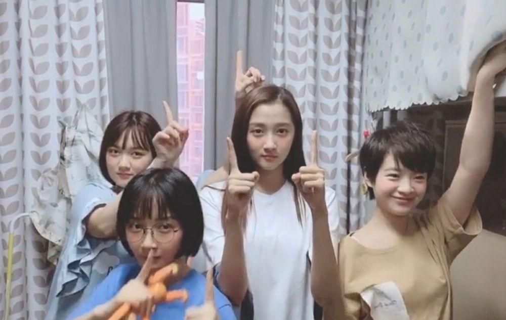 原创关晓彤和室友录vlog当所有人同框才知她脸多小